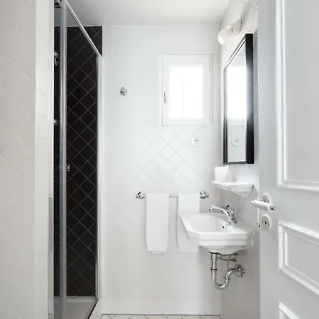 ホテル Rendez-vous Batignolles パリ